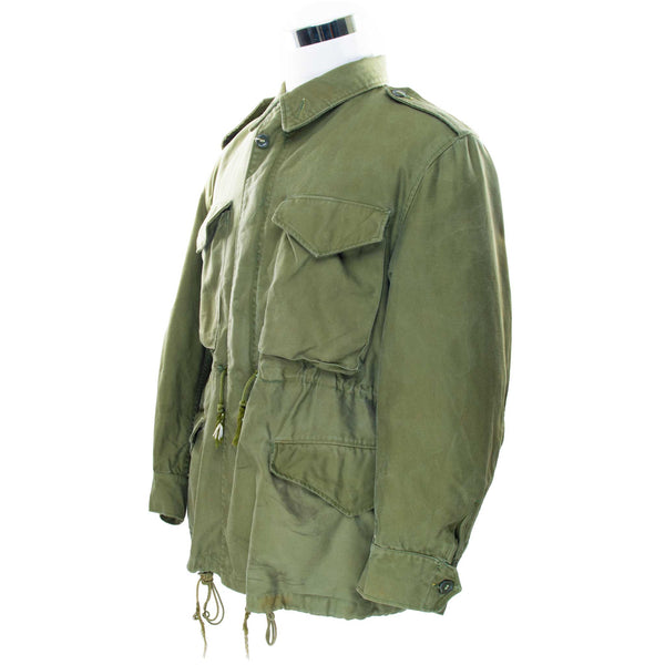 Vintage Us Army M51 Field Jacket 1950S Korean War Size Medium Regular.

The M-51 M1951 field jacket was an US Army four pockets jacket made of 9-ounce wind resistant, water repellent treated cotton sateen cloth in Olive Green Shade 107 (OG 107).