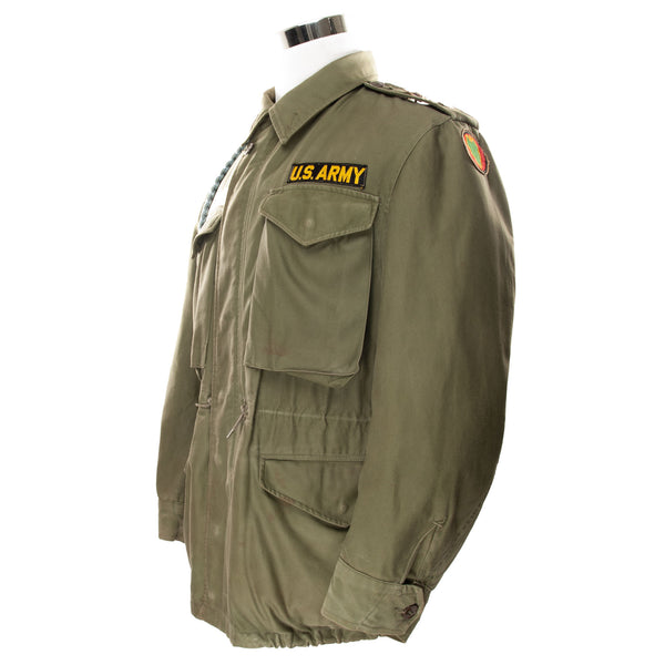 Vintage US Army M-1951 M51 Field Jacket 1952 Korean War Size Small Short, Wind Resistant Cotton Sateen.

PATT. DATE 13 SEPT. 1951
14 JAN 1952
SPEC. NO. MIL- J-11448 (QMC)

The Jacket was owned by LT Ramsdell

Patches: Ramsdell, Us Army, 24Th Inf Div, 19Th Infantry Regiment Rock Of Chickamauga, 1St Lieut